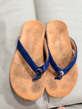 Vionic Thong Sandals Size 7 Blue Patent Leather